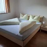 瓦尔贝拉狩猎公寓 *